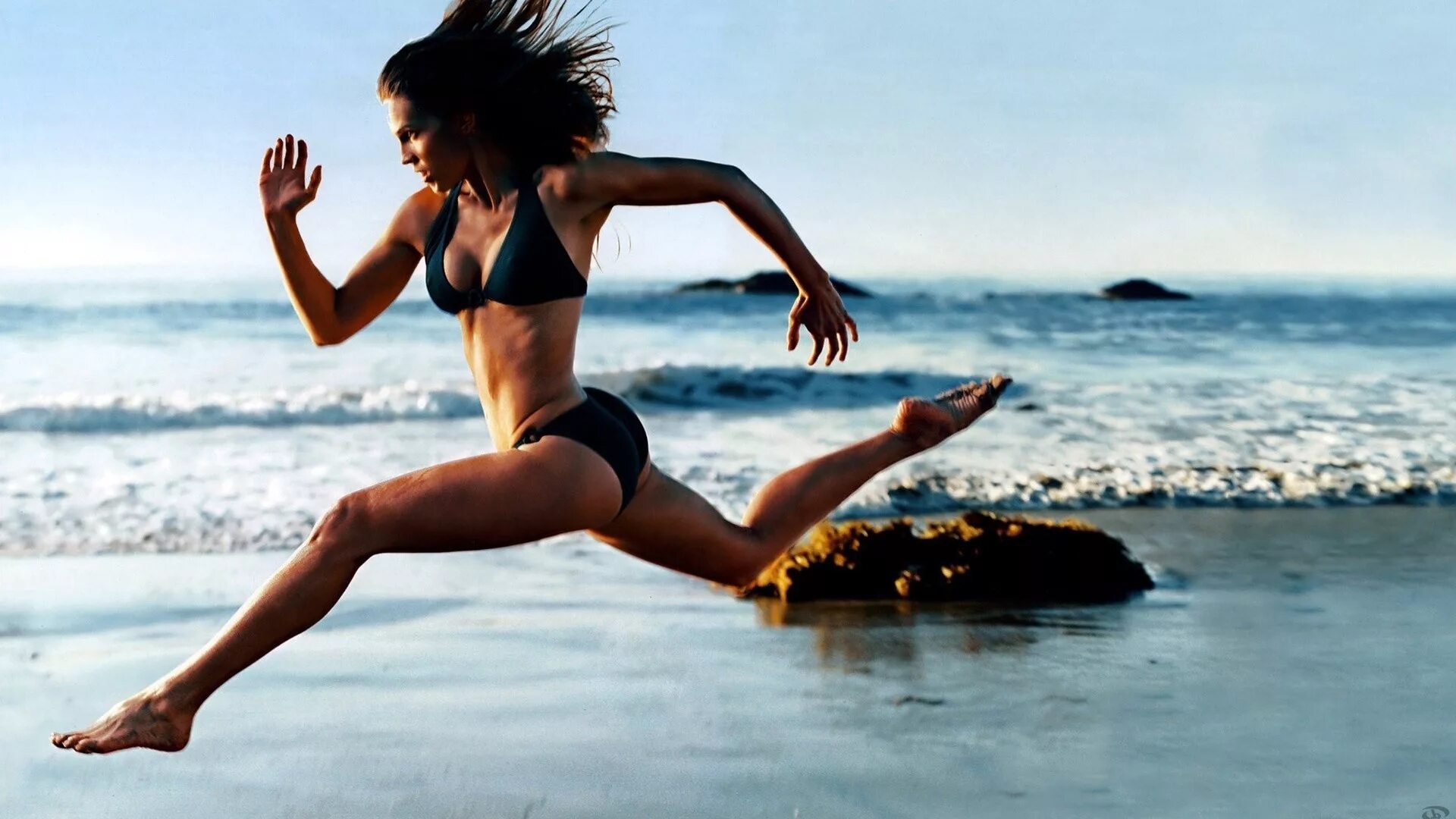 Мотивация летом. Девушка бежит. Спортивные девушки. Девушка на пляже. Бег девушки.