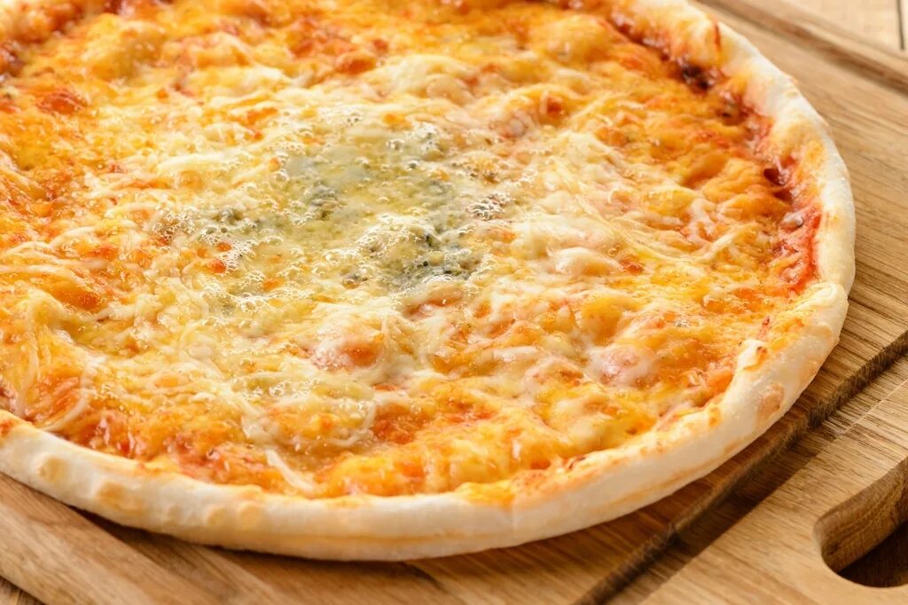 Сырная пицца. Пицца четыре сыра. Пицца «четыре сыра» (quattro formaggi). Пицца с сыром. Пицца три сыра.