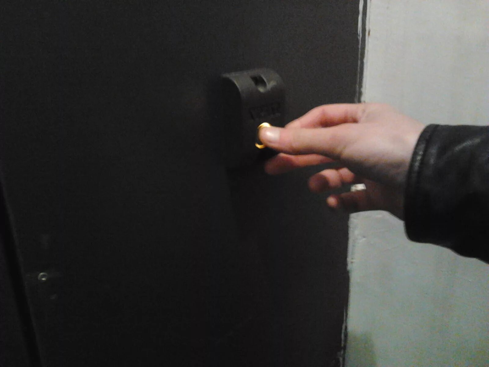 Дверной звонок в квартиру. Кнопка вызова лифта. Дверной звонок aqara. Звонок на входную дверь. Кнопка под дверью.