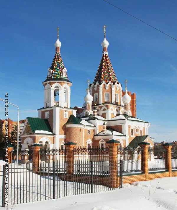 Храм в дмитрове пушкинская. В дмитрове около церкви. Памятник петру и февронии в муроме. Сретенский храм дмитров. Храмы дмитрова московской области.