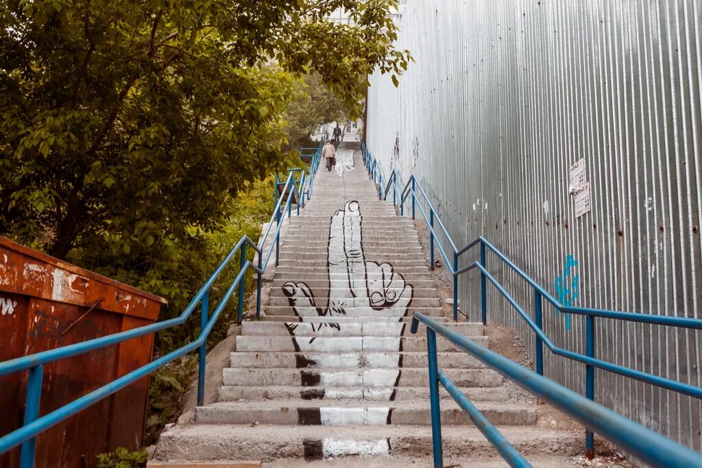 Олимпийские ступеньки. Ступеньки в городе. Длинная лестница. Городская лестница. Большая лестница на улице.