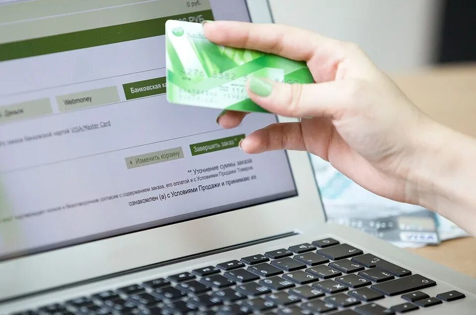 Человек с кредитной картой. Оплата покупок через интернет кредитными картами. Банковская карта компьютер. Девушка покупает в интернете. Интернет платежи.