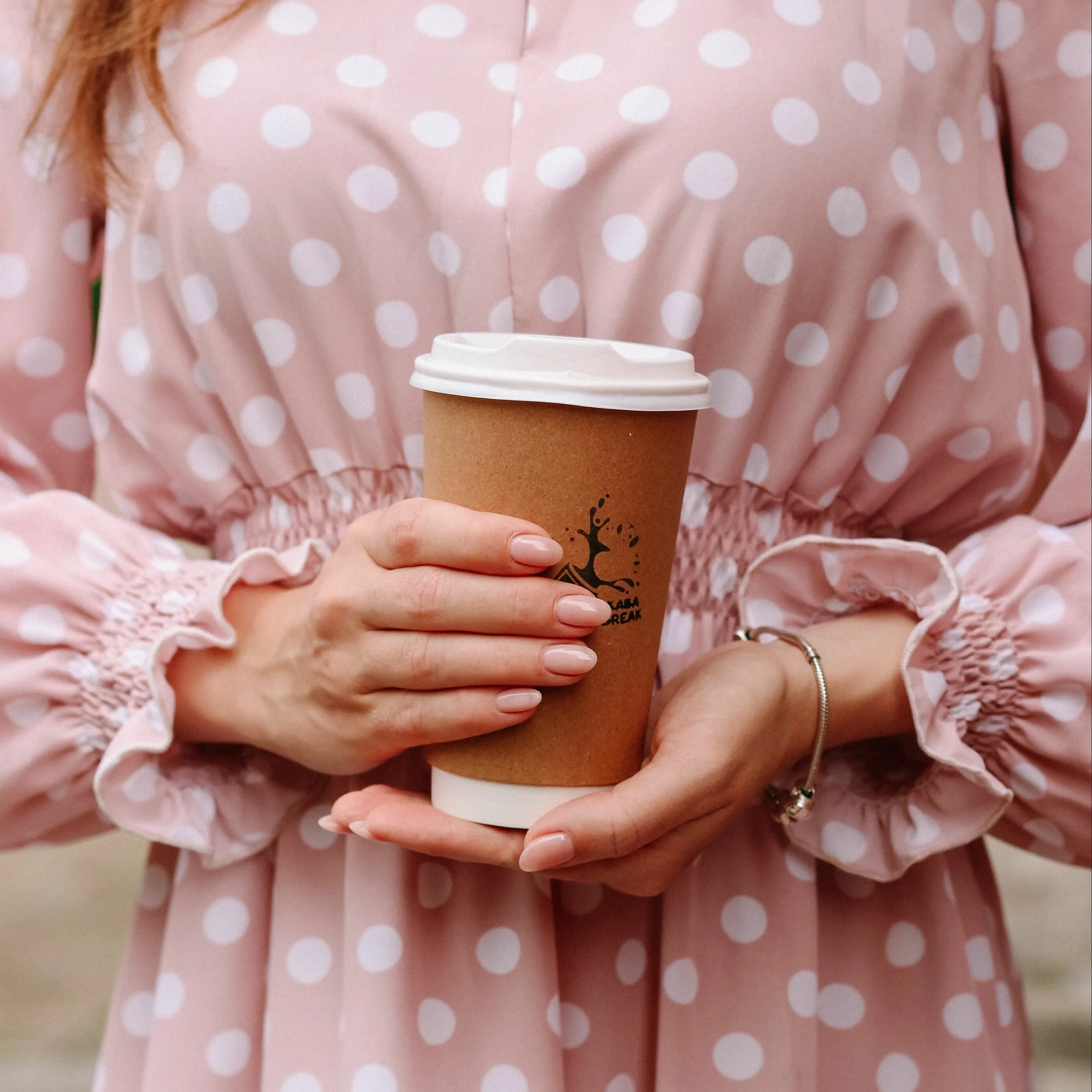 Руки со стаканчиками старбакс. Девушка с кофе в руках. Стакан кофе в руке. Стаканчик кофе в руке. Стакан кофе в руке.