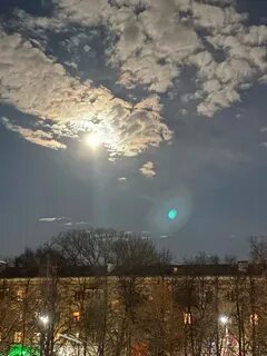Луна яркая и точно мокрая мелькала
