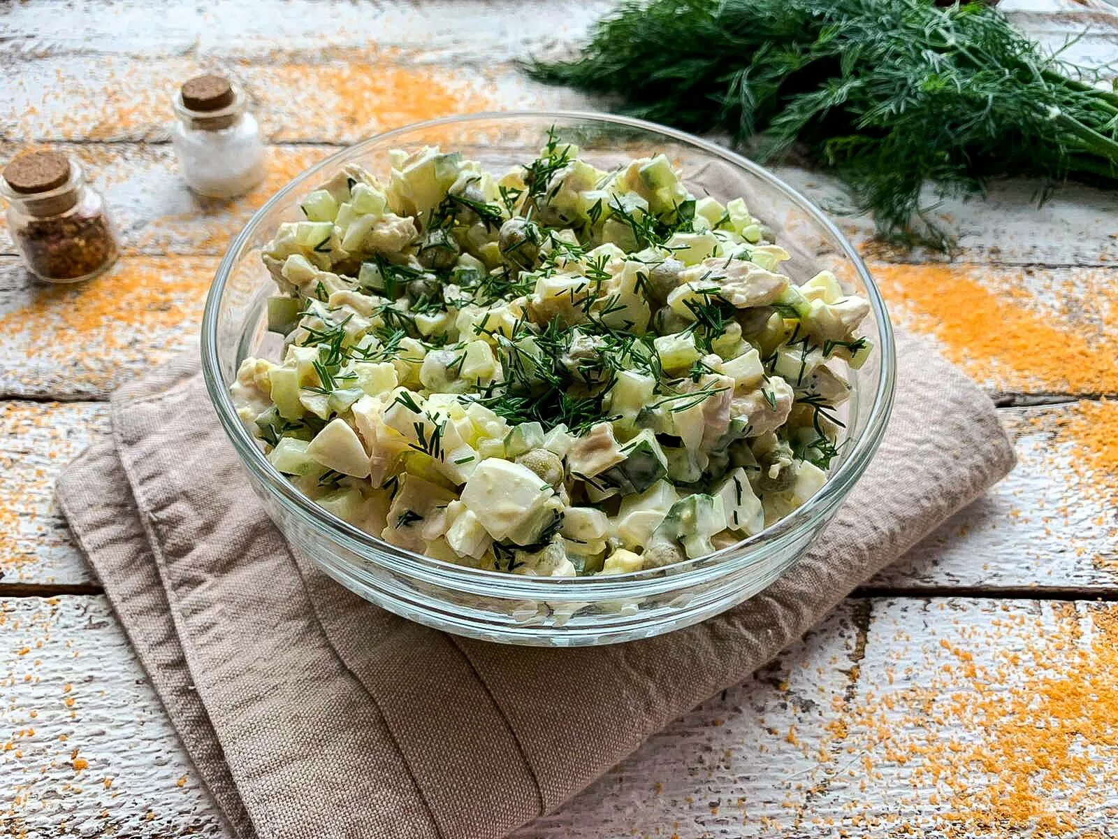 Зеленый салат с копченой курицей. Салат. Зелень для салатов. Салат с курицей и солеными огурцами. Салат с зелёным горошком консервированным.