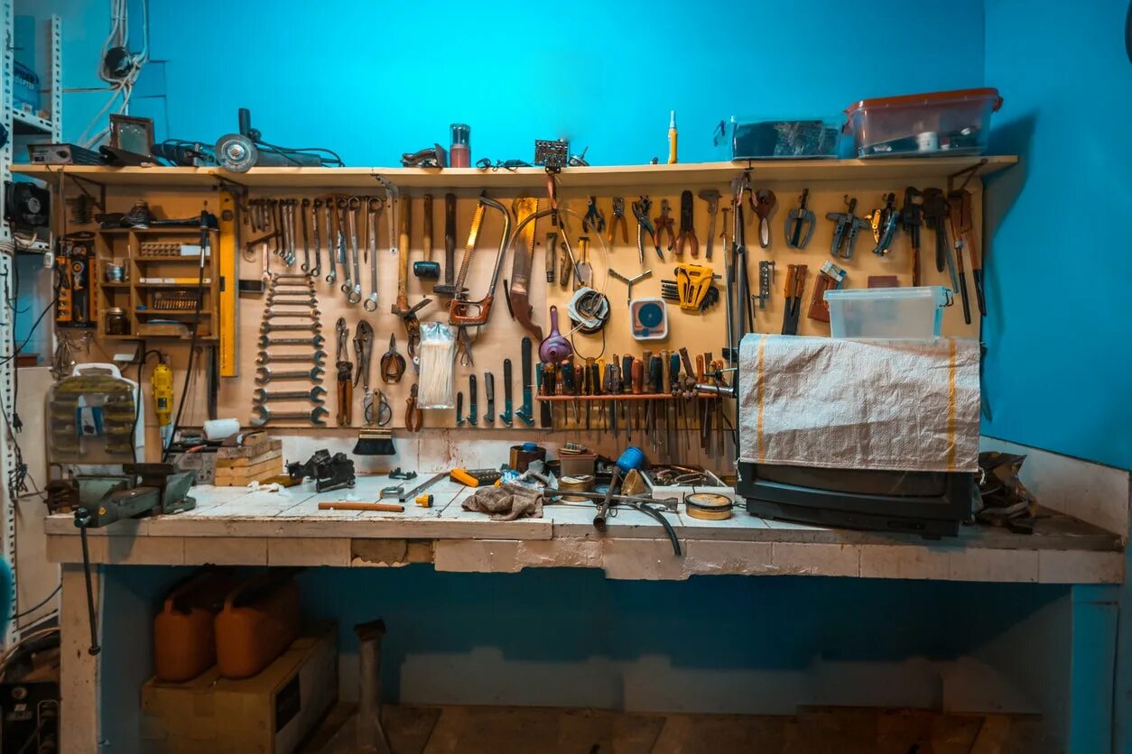 Home made shop. Ржавый инструмент в гараже. Ржавеет инструмент в гараже. Ржавые инструменты в саду. Мастерская 2024 фото.