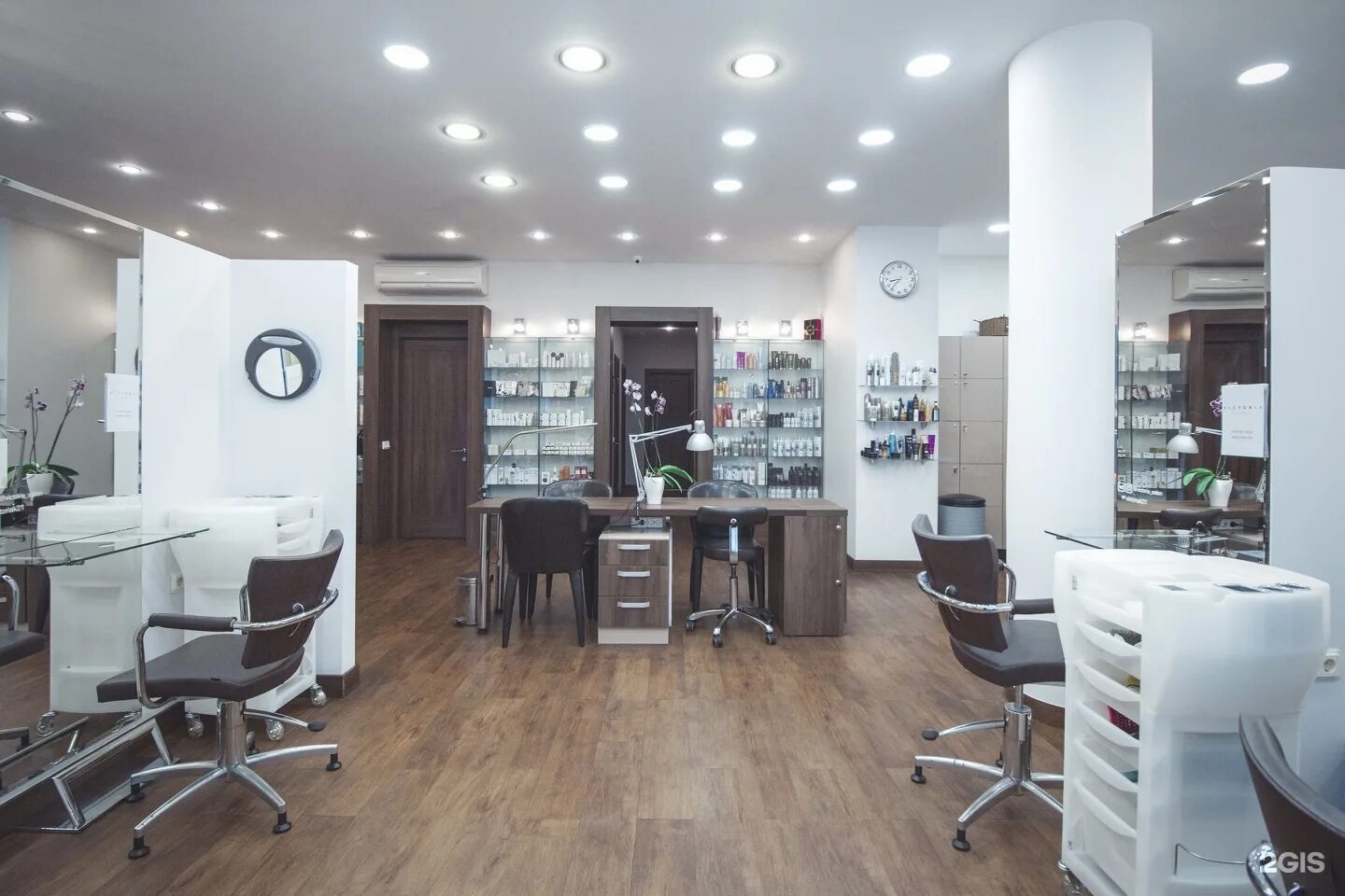 Салон красоты на майском. Салон апельсин спб. Санкт петербург сеть салонов. Парикмахерская спб. Салон красоты виктория спб.