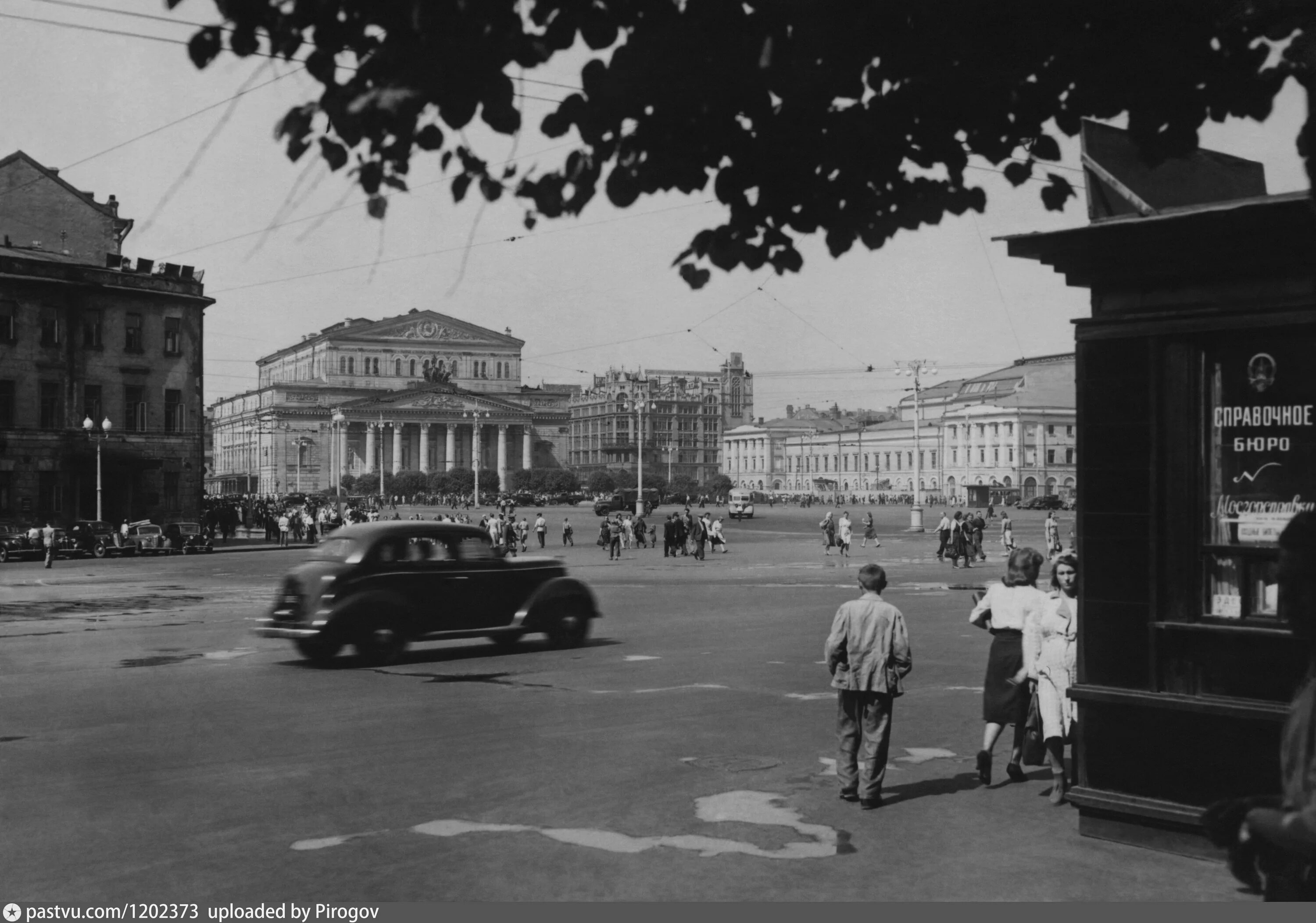 Какая старая площадь в москве. Площадь Свердлова 1946г. Площадь Свердлова в Москве. Воскресенская площадь в Москве до революции. Площадь революции Старая Москва.