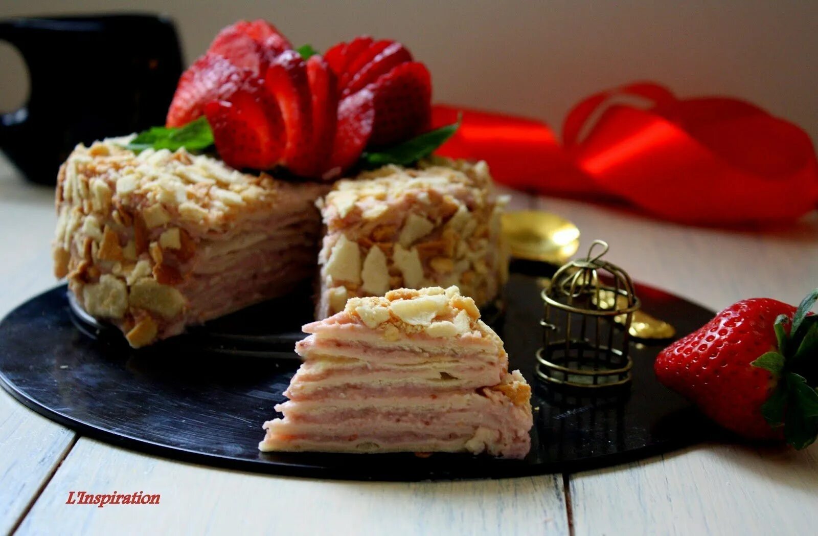 Украшение торта наполеон. Украшение слоеного торта. Украшение торта наполеон. Мильфей наполеон. Наполеон с клубникой и заварным кремом.