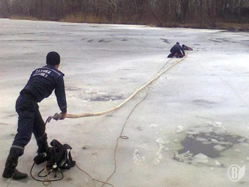 Приспособление для установки сетей под лед. Приспособление для протяжки сетей подо льдом. Приспособление для установки сетей под лед. Дырка во льду. Приспособления для подледного лова.