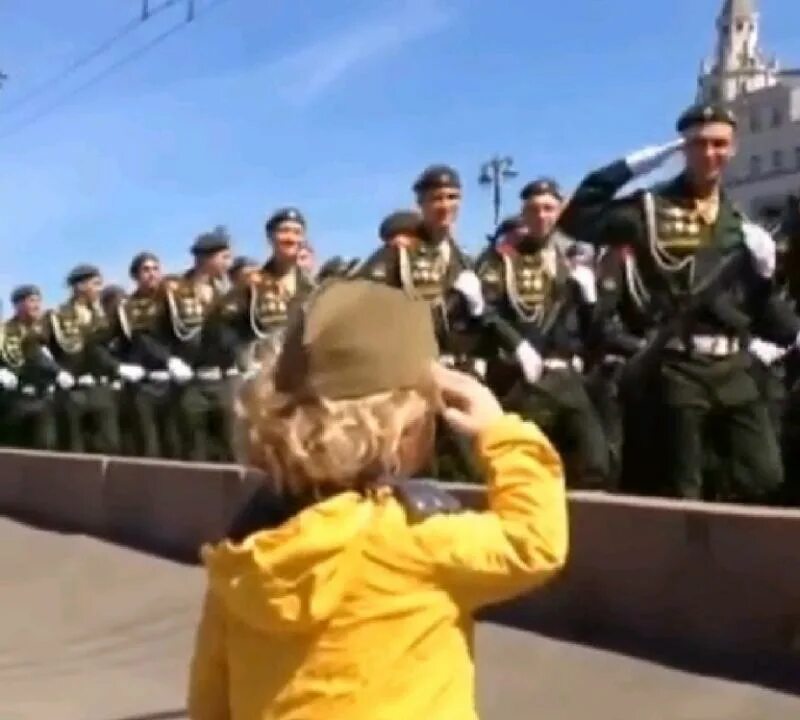 Москва за нами мы помним со времен. Священные слова москва за нами мы помним со времен. Священная москва за нами. Мы помним и гордимся. Помним гордимся.