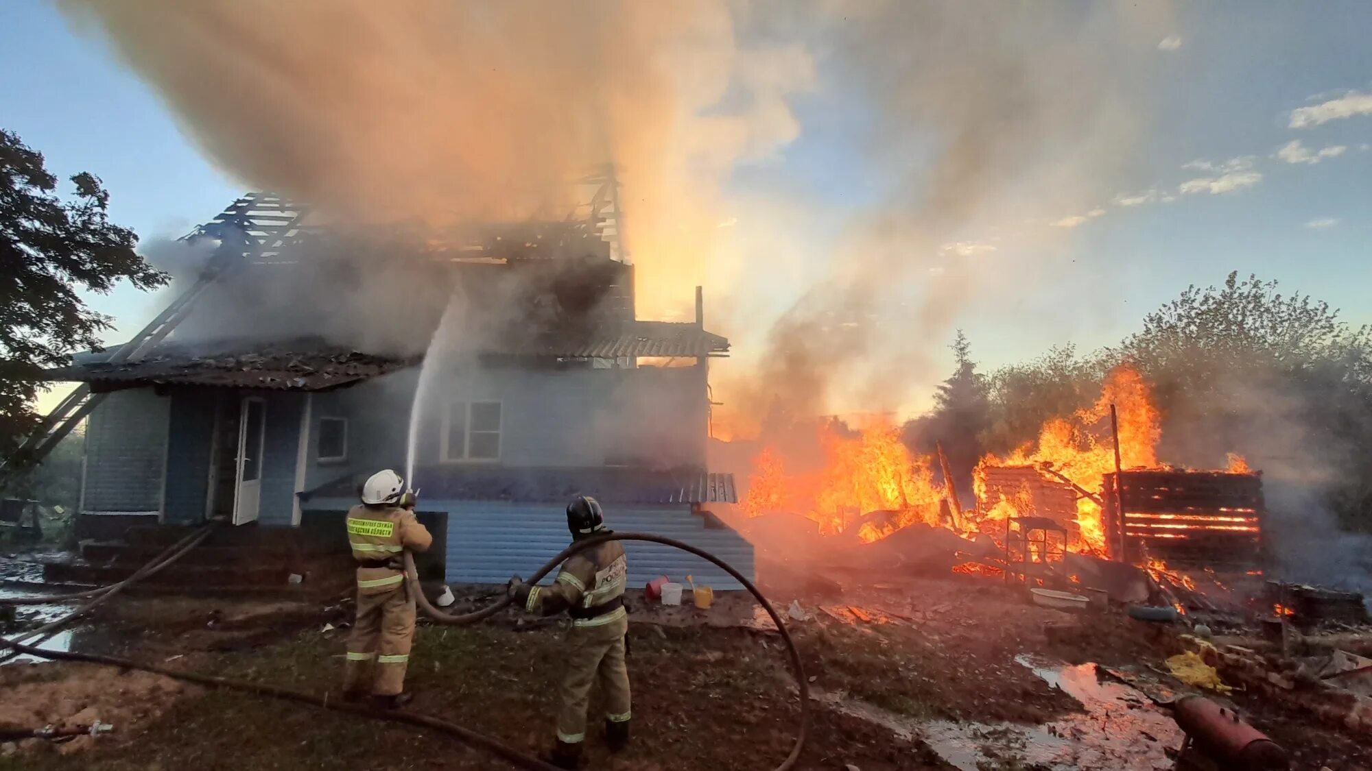 Пожар в вологде сегодня сейчас. Пожар в вологде. пожар на даче. пожар на алаколе июль 2025 год. последний пожар в вологодской области.