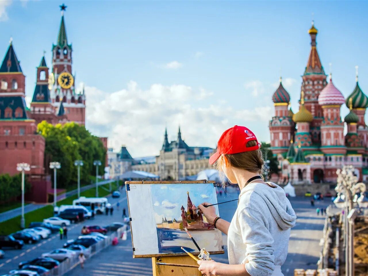 Включи большая тема. Красная площадь. Девушка на красной площади. Туристы на красной площади. Я люблю Москву.