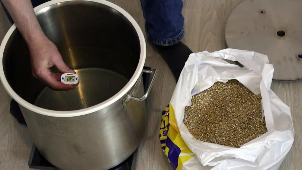 Зерновое сусло. Брага из пшеницы для самогона. Затирание солода. Солод для самогона рецепт. Брага из солода.