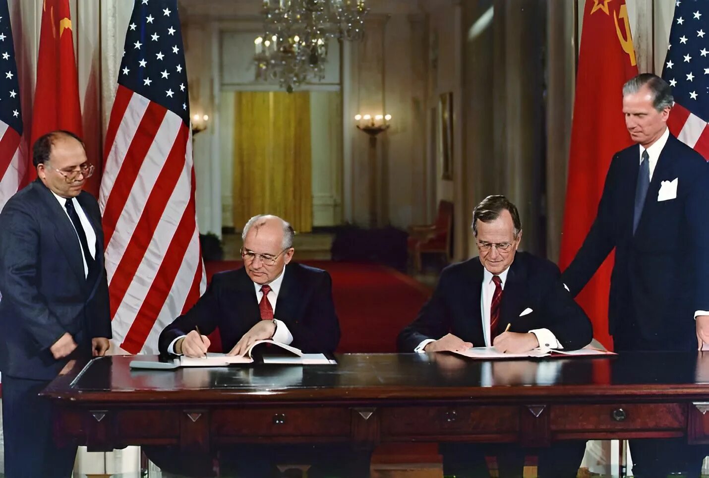Буш и Горбачев 1991. Встреча Горбачева и Буша на Мальте 1989. Горбачев и Буш старший на Мальте. Бушем старший и Горбачев 1990. Переговоры американцев