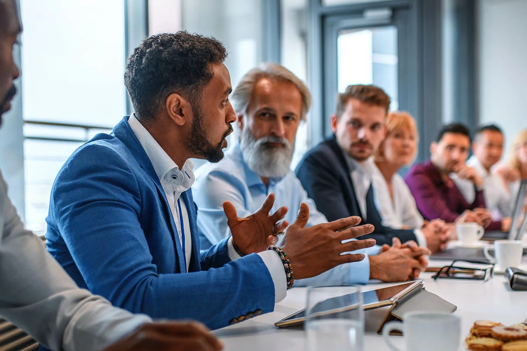 Corporate director. Мужчина бизнесмен. Деловое совещание. Private law guy. Люди на переговорах.