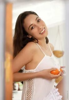 Девушка телевизор 18