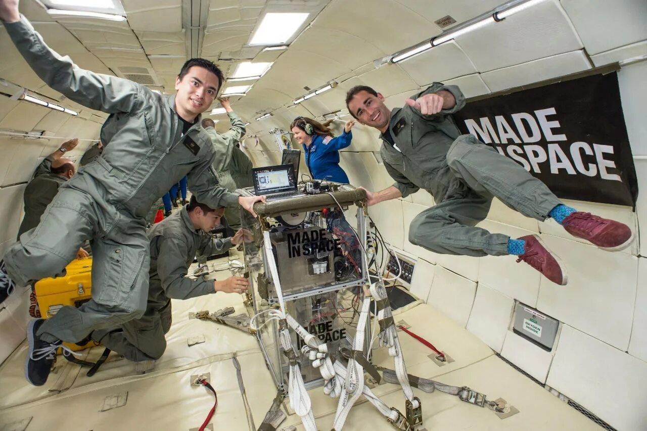 В космос уже неоднократно запускали. 3д принтер на МКС. Человек в невесомости. Аддитивные технологии в космонавтике. Аддитивные технологии в космосе.