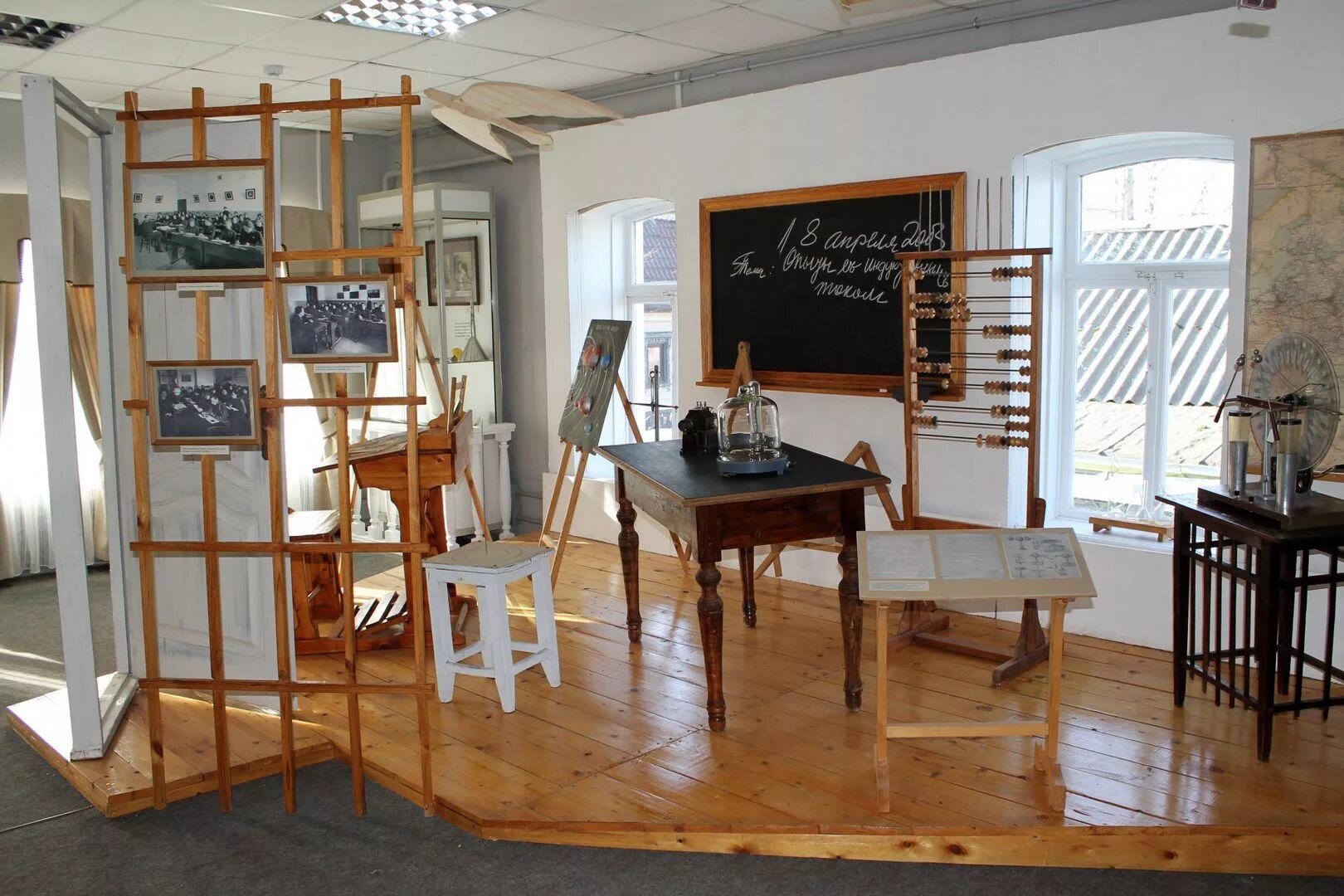 Музей квартира циолковского в калуге. Циолковского. Дом музей циолковского в калуге кабинет. Музей-квартира циолковского в боровске. Циолковского дом-музей в дом-музей в боровске.