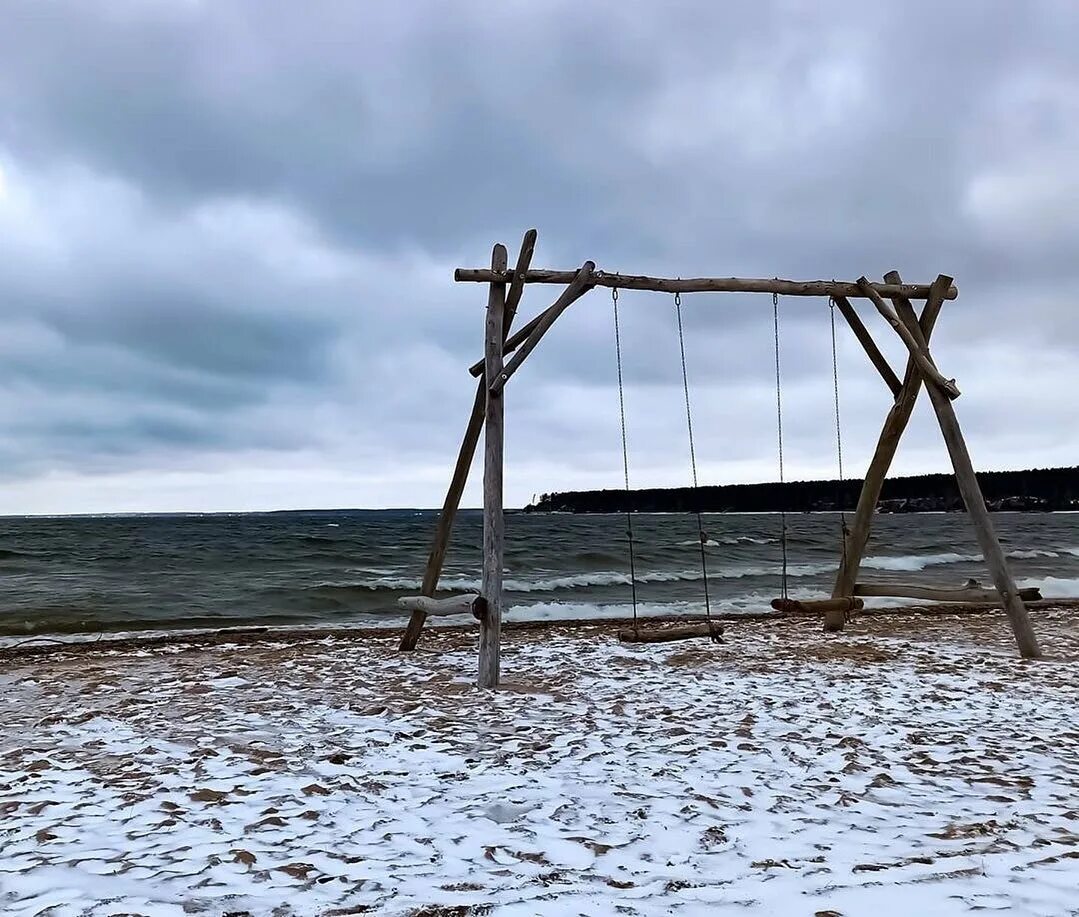 Центральный пляж академгородка новосибирск. Пляж бумеранг обское море. Прорубь пкио у моря обского. Обское водохранилище новосибирск зима. Качеля на обском море.
