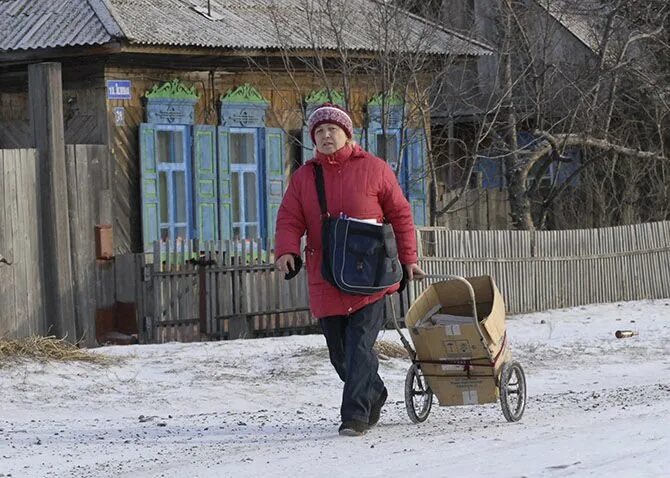 Почтальон в селе. Деревенский почтальон. почтальон в деревне. деревенская почтальонка.