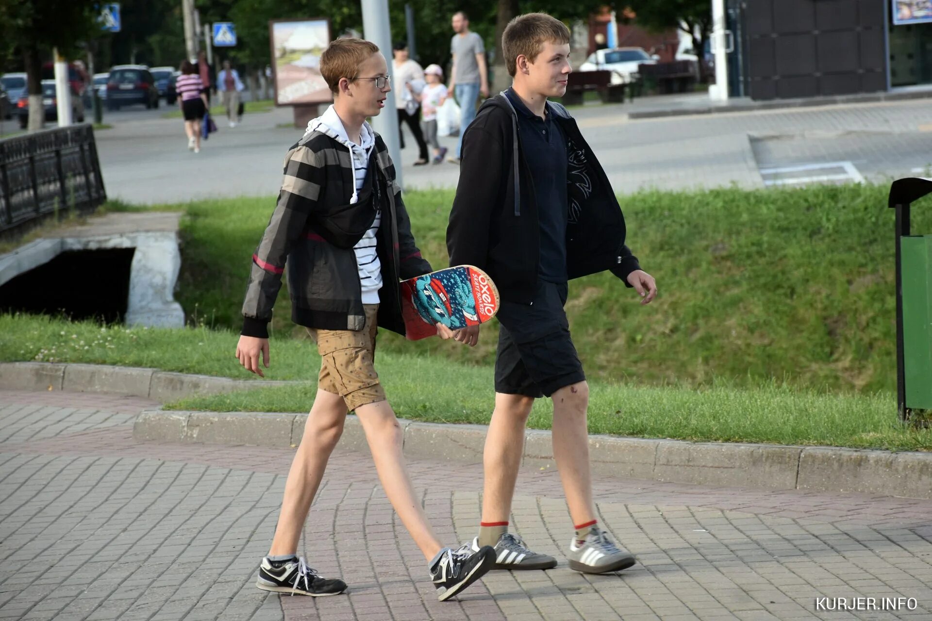 Почему молодежь ходит в черном. В чем ходит молодежь. молодежь 2025х. молодежная мода 2025.