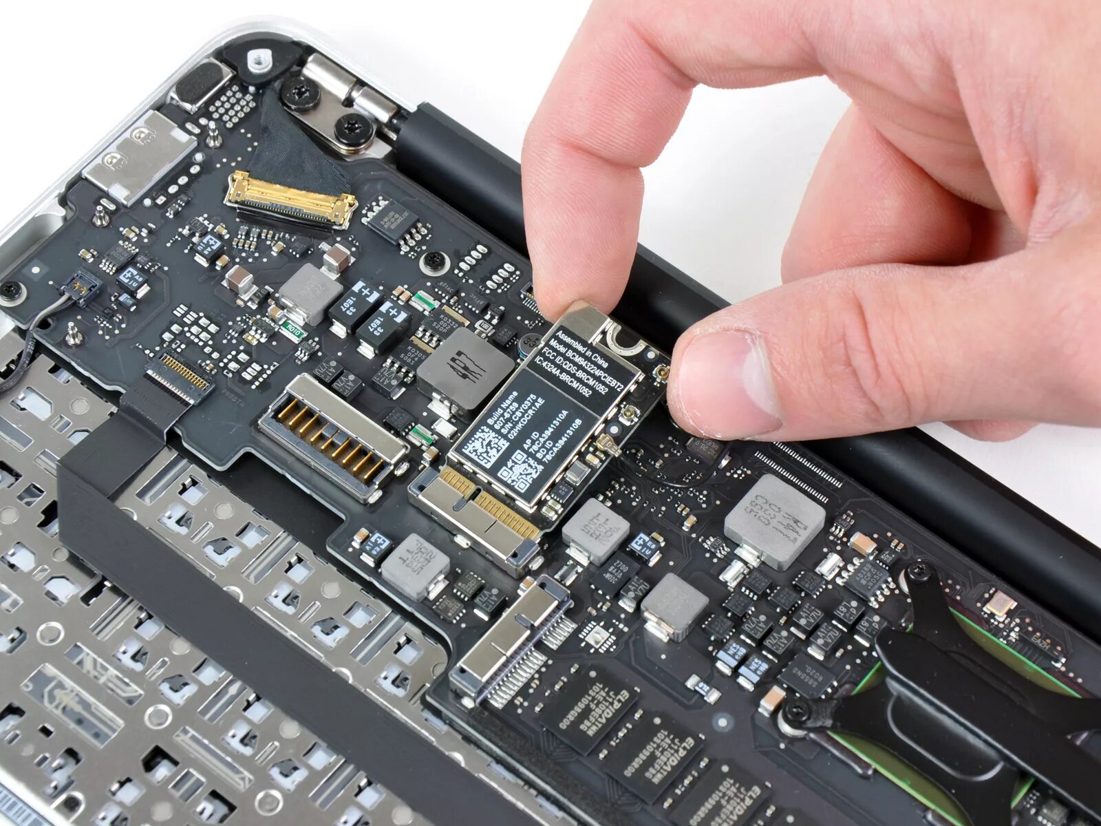 Где стоит модуль. Macbook air wifi модуль. macbook a1534 wifi. macbook air 2011 модуль wifi. контроллер заряда macbook air.
