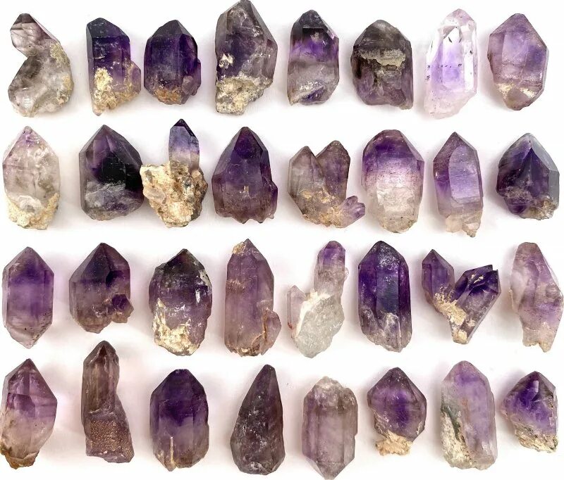 Чернеть камень. Аметист Брандберг. Zebra Amethyst камень. Черный аметист Кристалл. Полихромный аметист.