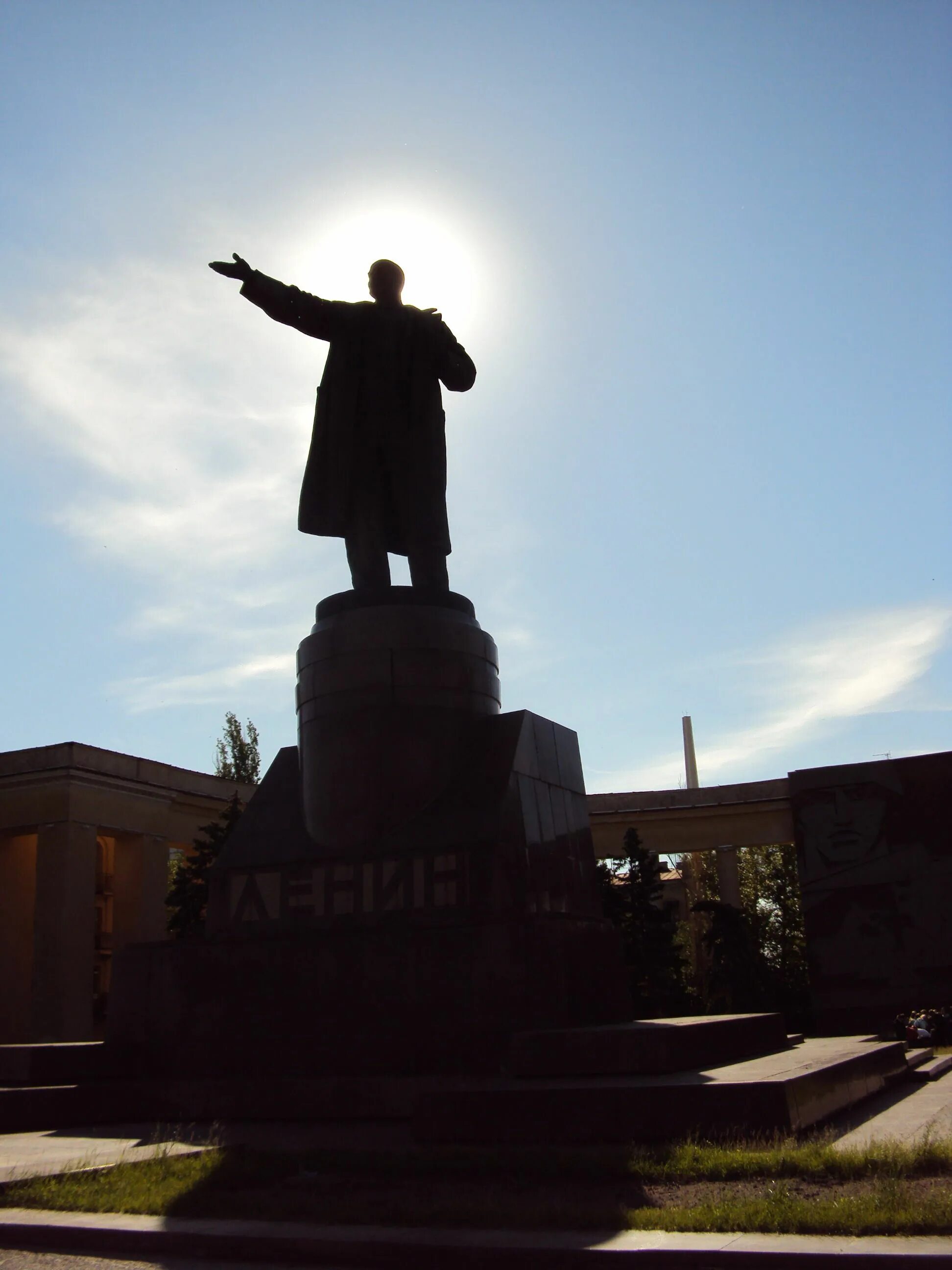 Низкая память. Памятник Ленину в Волгограде. Самый большой памятник Ленину в Волгограде. Ленин Красноармейский район Волгоград. Статуя Ленина в Волгограде.