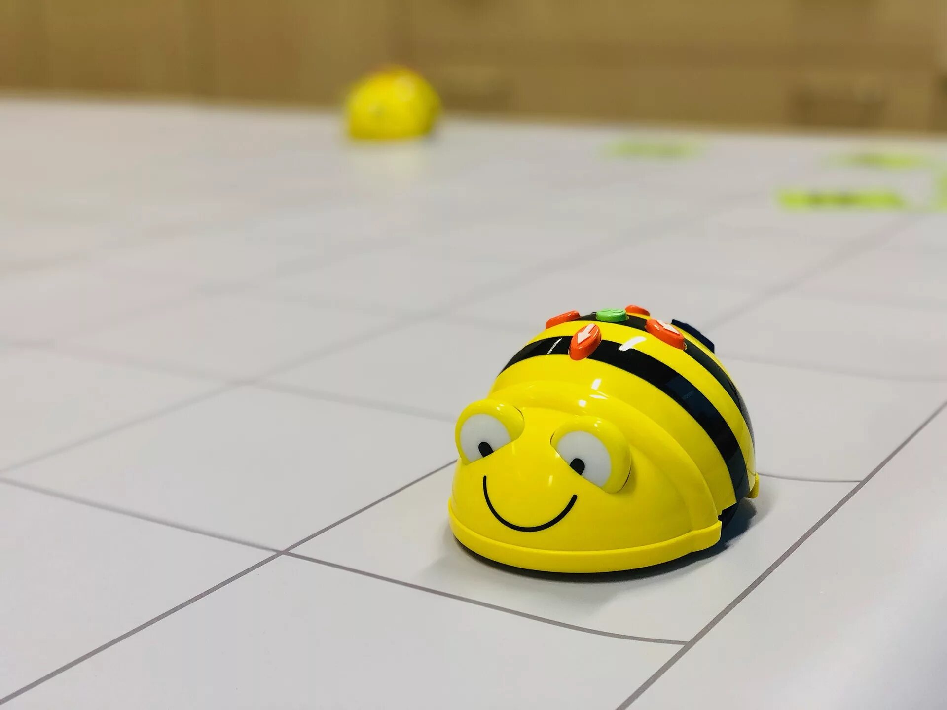 Мини робота bee bot. Пчела бибот. пчелка bee bot. умная пчела bee-bot. программируемый мини-робот bee-bot.