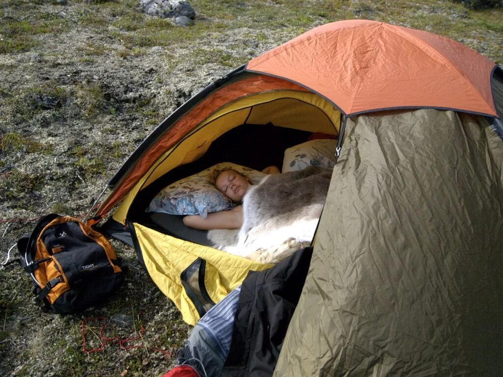 Остановиться переночевать. Ночевка в палатке. Поход с палатками. Спать в палатке. Палатка палатка.