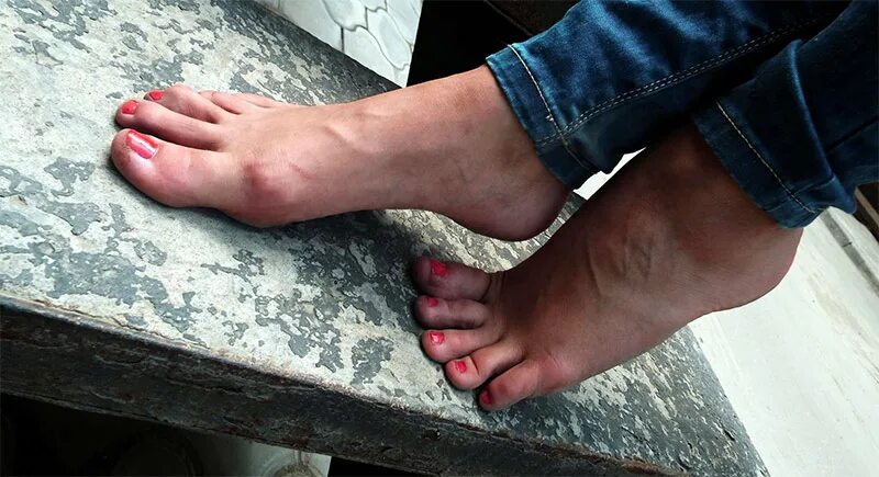 Пятки пытки. Грязные женские ступни. Женские пальцы ног грязные.