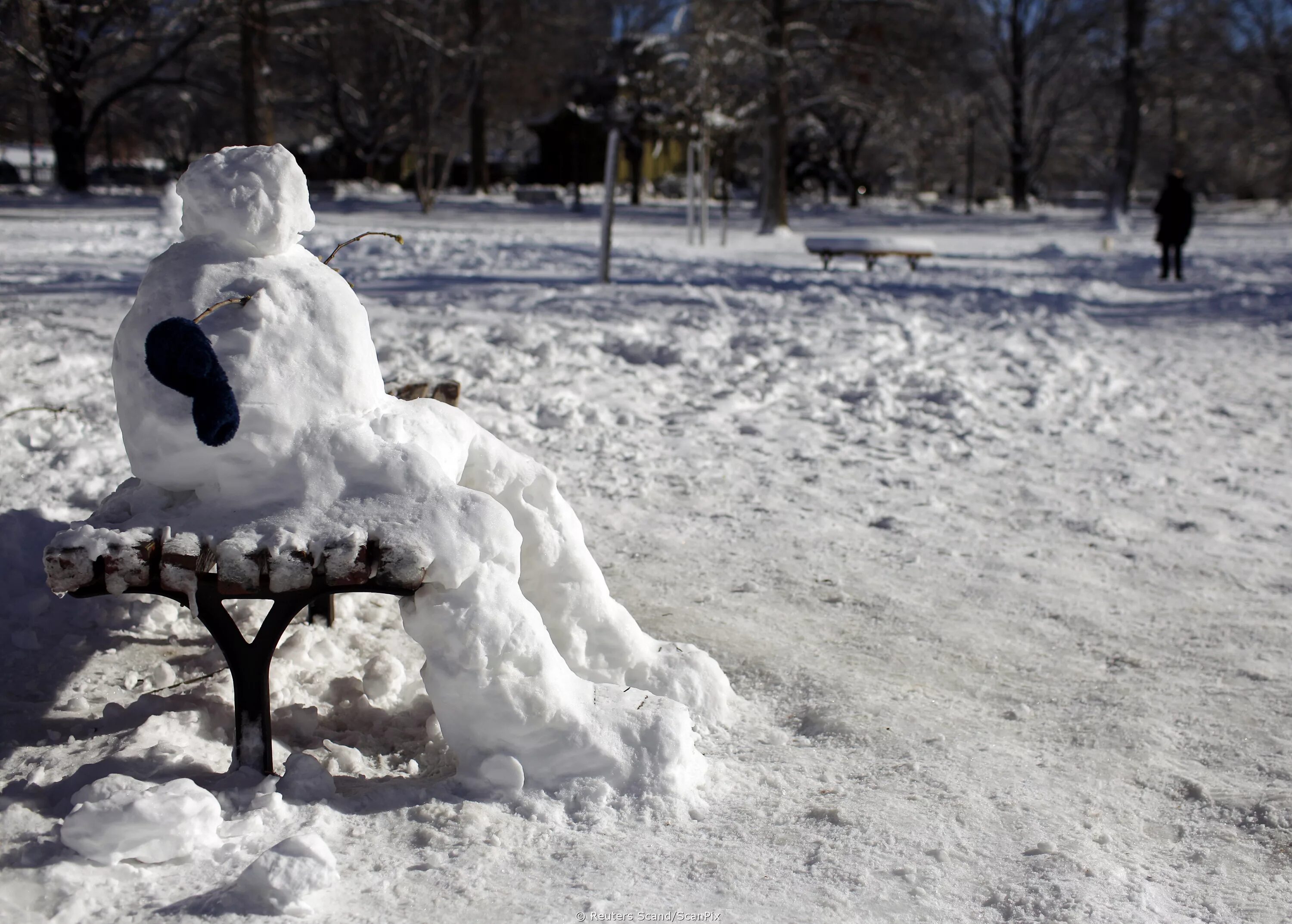 Растаявший снеговик. Снеговик на скамейке. Снеговик тает на солнце. Присела на снеговика.