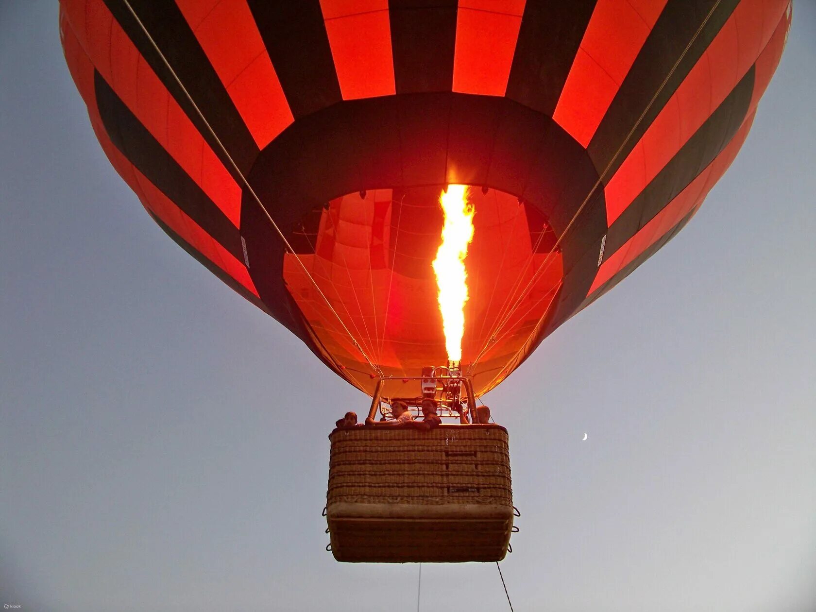 Что будет происходить с воздушным шаром. Воздушный шар с корзиной. Современный воздушный шар. Воздушный шар огонь. Управляемый воздушный шар.