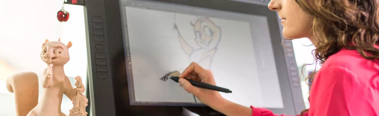 Аниматор компьютерных игр. Дизайнер мультипликатор. Рабочее место художника-аниматора. Аниматоры делают анимацию. Аниматор в отеле.