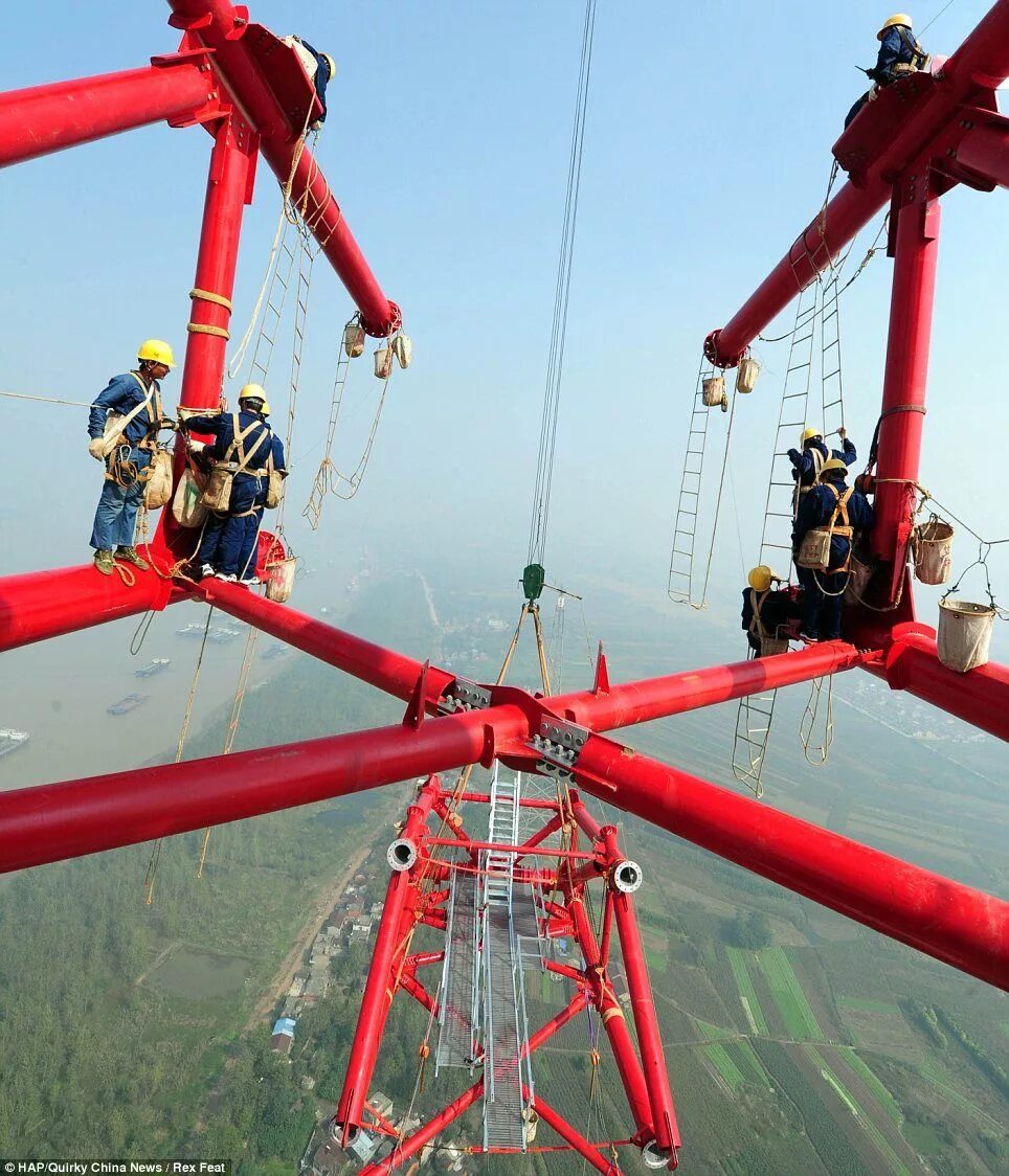 Какая самая большая вышка. Какая самая большая вышка. Самые высокие опоры лэп в мире. Вышка kvly. Телевышка омск.