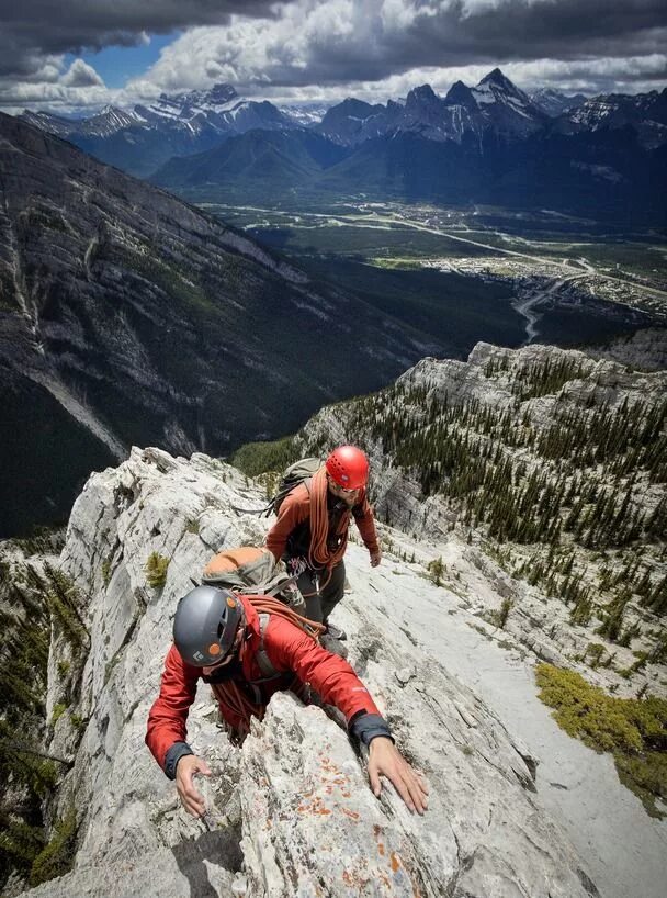 Extreme adventure. Приключенческий туризм. Альпинисты в горах. Горы экстрим. Экстремалы в горах.