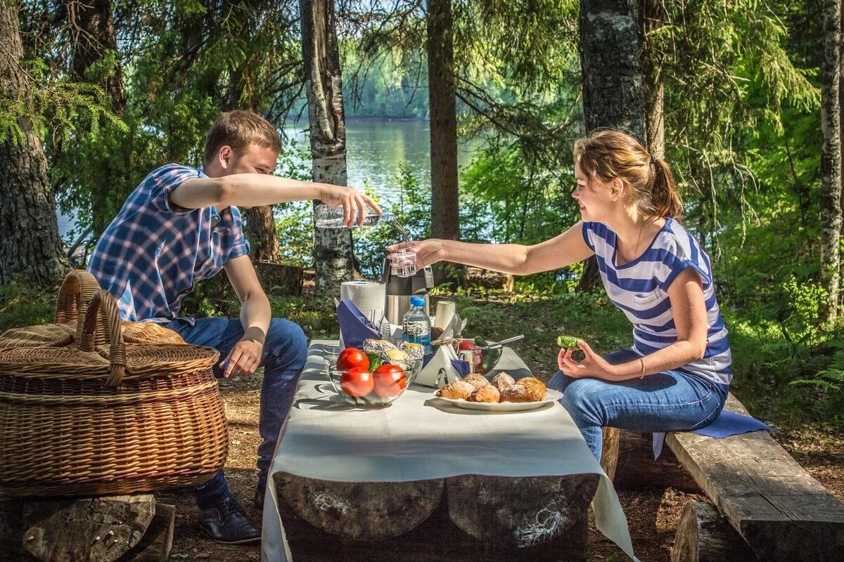 Давай лучше отдохнем. Пикник на природе. Отдыхаем на природе. Пикник на даче. Пикник у реки.