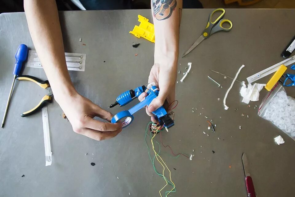 Самодельная машинка для татуировок. Машинка для татуировок своими руками. Как сделать татуировку машинкой. Самодельные тату ручкой. Тату машинка.