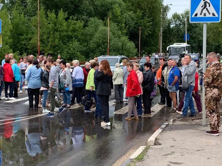 Яхрома чп. Люди перекрыли дорогу. в дмитрове перекрыта дорога. яхрома жители. дмитров перекрыт.