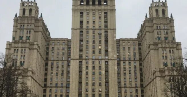 Высотка москва слезам. Высотка на котельнической набережной москва слезам не верит. Высотка на кудринской москва слезам не верит кадры. Кудринская площадь москва слезам не верит. Москва слезам не верит дом профессора тихомирова.