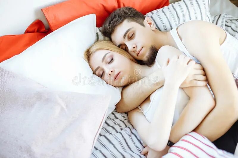 Спим в кровати вместе. Молодая пара в постели. Молодая пара в кроватт. Молодые пары в кровати.