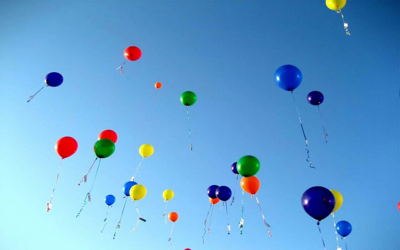 Шарики воздушные ветерку. Шарики в небе. Воздушный шарик. Воздушные шары в небе. Цветные шары в небе.