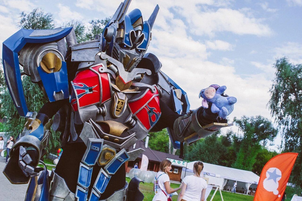 оптимус прайм аниматор. шоу трансформеров. оптимус и бамблби аниматоры. бамблби аниматор новосибирск. шоу трансформеров.
