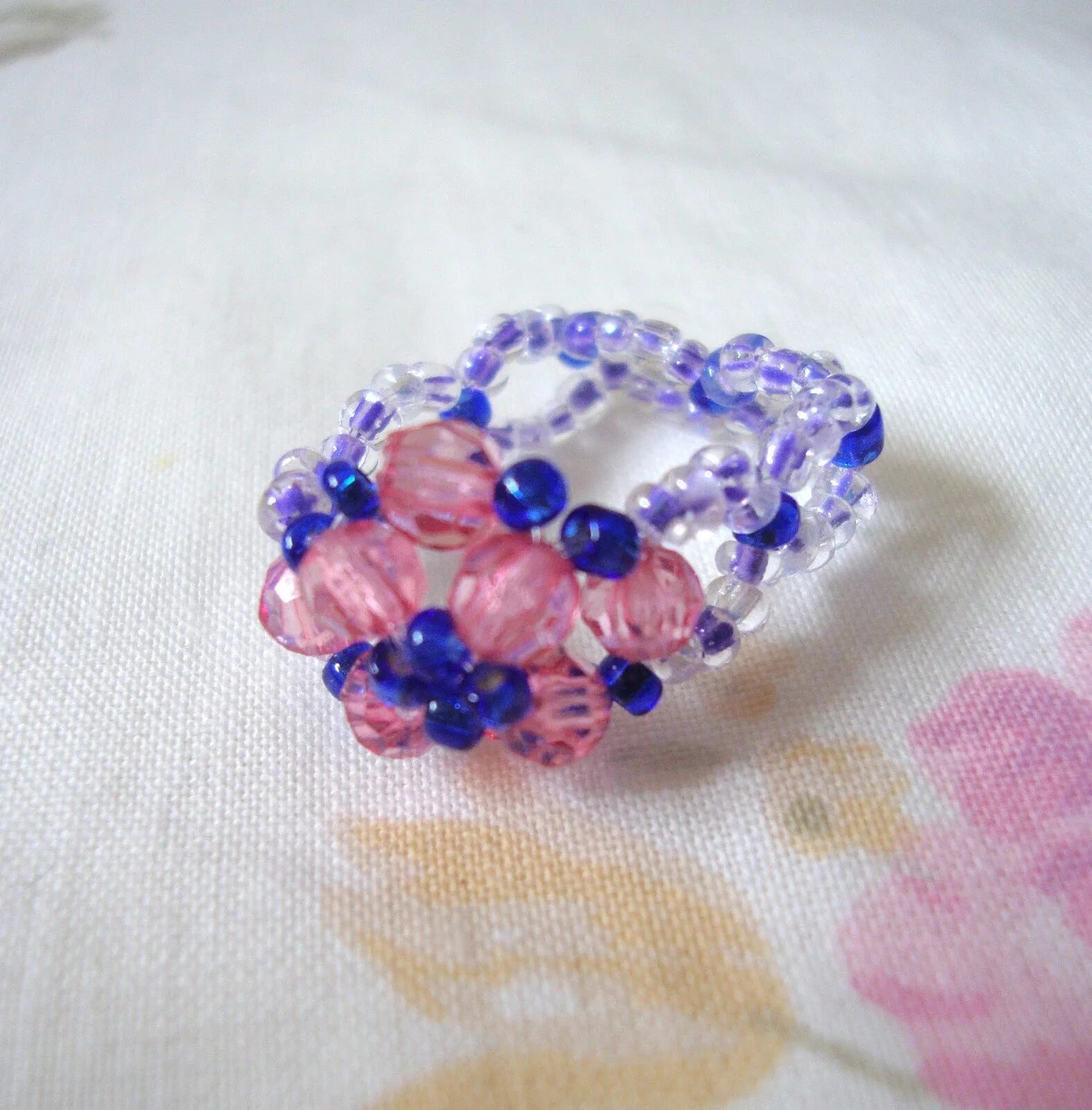 кольцо из бисера цветочки. кольца из бисера можно. кольцо из бисера с сердечком. бисероплетение браслеты. бисерные браслеты.