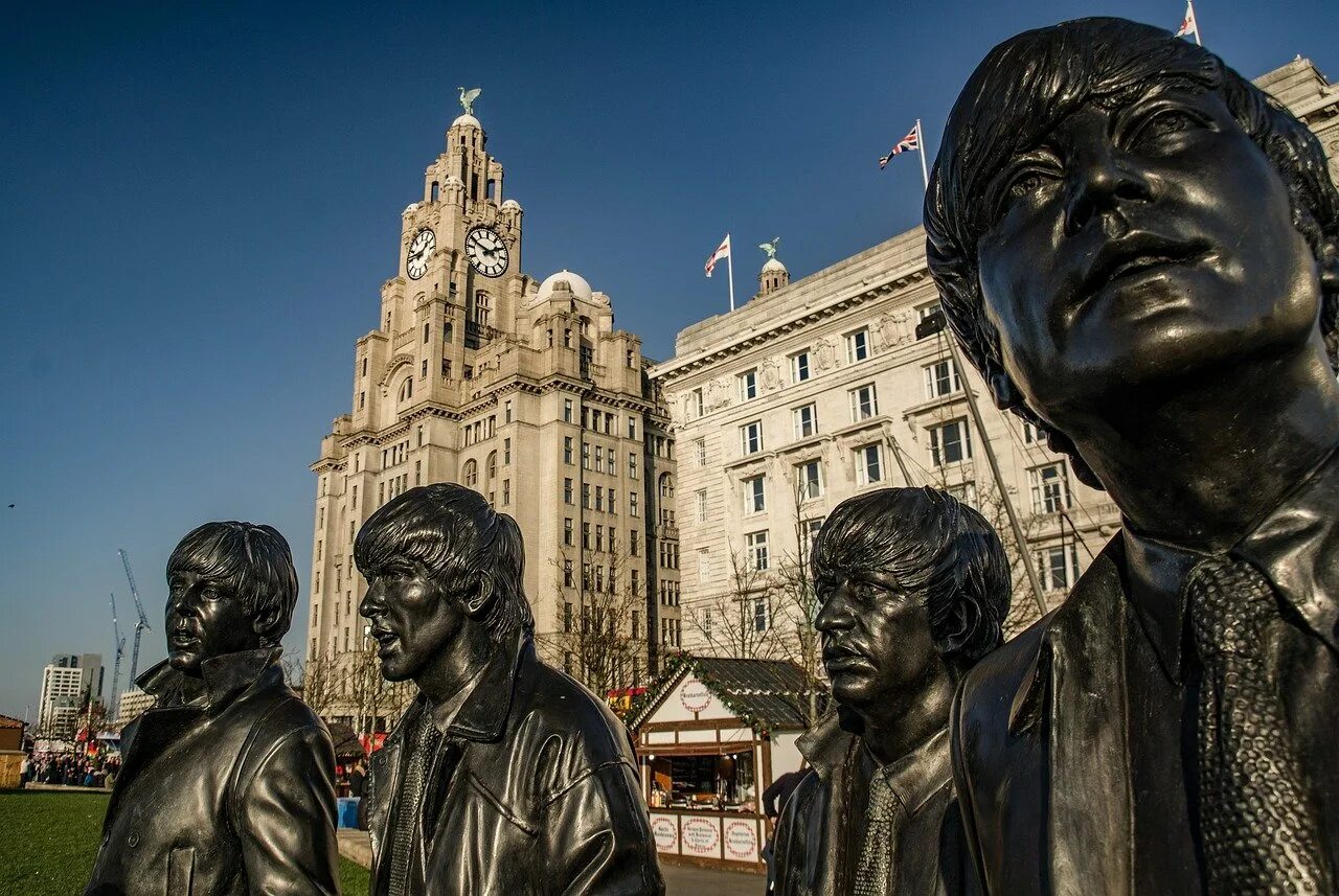 Омск лондон. Статуя Битлз в Ливерпуле. Ливерпуль город Битлз. Памятник Beatles в Ливерпуле. Ливерпуль Битлз достопримечательности.