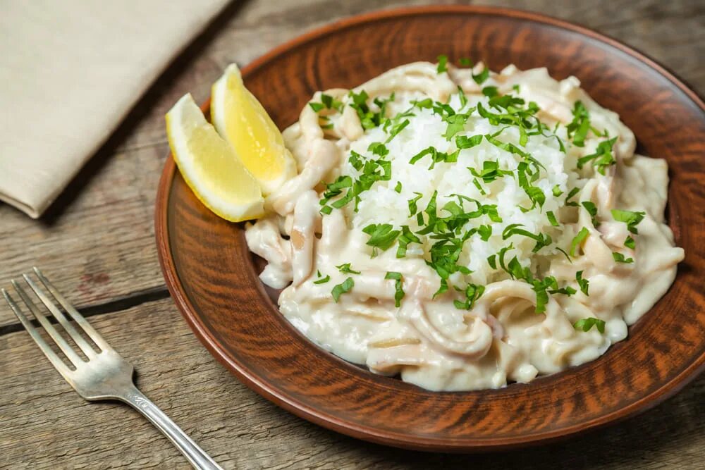 Кальмар с луком и чесноком. Кальмары в сметанном соусе. Нежный кальмар в сметанном соусе. Кальмары, тушеные в сметанном соусе. Кальмар в сливочном соусе вкусное море.