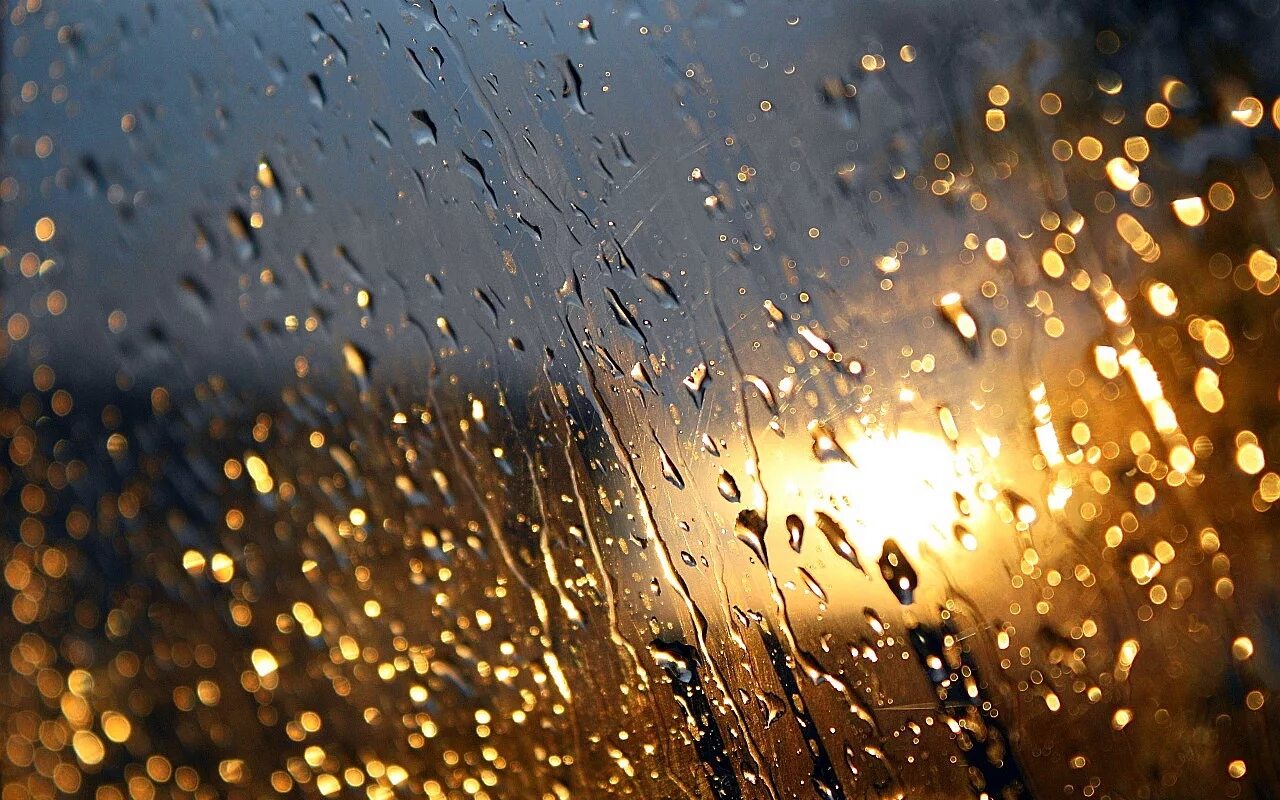 Дождь. Капли на стекле. Капли на окне. Капли дождя. Сегодня ночь дождь есть