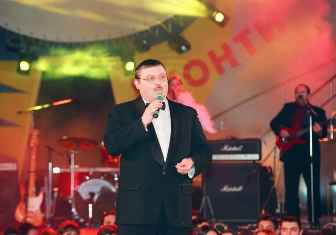 Исполнил песню круга. Дом Михаила круга 2002 год. Ведущий концерта Михаила круга.