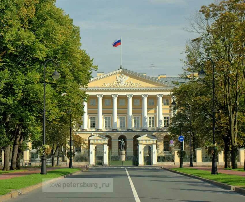Сайт смольного в санкт петербурге. Смольный дворец санкт-петербург. смольный институт благородных девиц здание. смольный петербург правительство. музей смольного института благородных девиц.